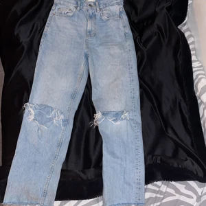 Jeans från Gina Tricot - Fina jeans från Gina Tricot som köptes för 599 och säljer för 100kr eftersom de är använda ganska många gånger men ändå är ganska bra skick 💕💕