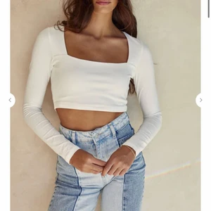 Vit topp - Vit crop top ifrån chiquelle som jag köpte för 379kr, storlek xs men skulle säga att den också passar s. Kunden står för spårbar frakt❤️ vill du ha egna bilder så skriv 