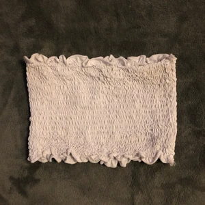 Topp - En superfin kort sommartopp ifrån shein i storlek 36. Använd cirka två gånger. Betalningen sker via swish och du står för frakten💓💓