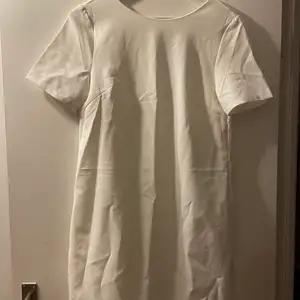 Oanvänd T-shirt klänning med prislappen kvar från Nelly.com, storlek 34.  