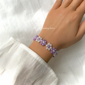 Skimrande pärlarmband  - Pärlarmband av skimrande glaspärlor. Perfekt att kombinera med andra smycken! Armbandet är ihopsatt med hållbar elastisk tråd och passar de flesta handleder. Kolla gärna in min sida! Lila 59 kr. Blå 49 kr. Vit 29 kr. Frakt 16 kr ☀️