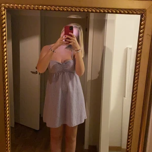 lila klänning  - fin rutig klänning i ljuslila färg ☯️ från HM, aldrig använd då storleken inte passar så fint på min kropp💘 Köparen står för frakten! 
