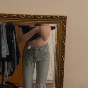 ZARA JEANS - fina tajta ljusgråa jeans med hål, nyköpta online med prislappen kvar, säljs pågrund av försmå, förkorta för mig som har långa ben och är 165