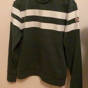 Moncler tröja - Tja säljer min moncler tröja som jag köpte på High end Markets förra veckan eftersom den är förliten för mig. De är storlek M men sitter mer som S. Skriv för fler bilder tacl