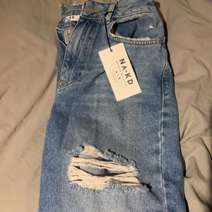 Blåa jeans  - Helt oanvända slutsålda jeans från nakd!! Jättefina och bekväma som skulle passa perfekt för er som är under 170cm!! 💕 nypris: 500.  kontakta mig för fler bilder eller ytligare frågor 💕