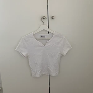 Vit tröja  - Vit tröja med en liten v ringning, storlek M. Säljer till första som skriver. (50kr+frakt). ( skriv vid fler bilder) 