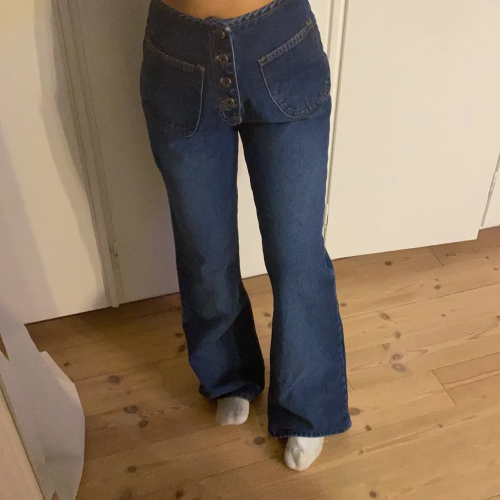 Jeans med knappar. Midjemått: 80cm, inneberbensläng: 76cm. Jeans & Byxor.