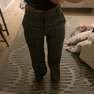 Rutiga kostymbyxor - Rutiga kostymbyxor från H&M! Fint skick, inga slitningar! Är 162 och de är perfekt längd för mig skulle jag säga. Mamman kan nog vara lite längre än så t.om ;)