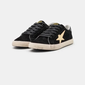 Skor - Super fina trendiga skor! Köpta från zalando för 629kr, de är slutaålda och svåra att få tag på.💓 Skorna är i fint skick och använda ett få tal gånger! Köparen står för frakten, skriv privat för bilder