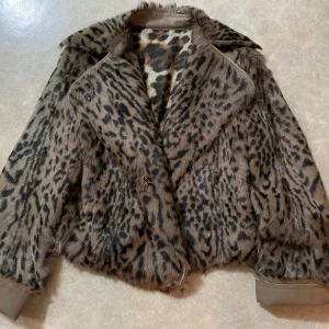 Äkta Päls  - 100% äkta päls size XS. skjortan är handsydd och tillverkad på min design. 