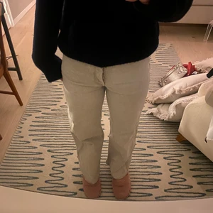 Grå raka jeans! - Grå jeans i en väldigt rak modell. Från märket ONLY. Världens kvalite. Säljer då de var alldeles för tajta för mig vid rumpan. Använd 1 gång i 40 min kanske ;) så de är sprillans nya i princip!