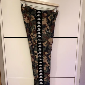 Kappah byxor - Ett par byxor i från Kappa Xs/small med knappar på sidorna hela vägen upp till höfterna, dock går de bara öppna fram till knäskålen. HALVA PRISET PÅ FRAKTEN 