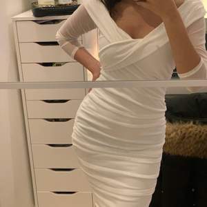 En superfin vit klänning tyvärr aldrig kommit till användning drf säljer jag den nu❤️  PRISET KAN DISKUTERAS 