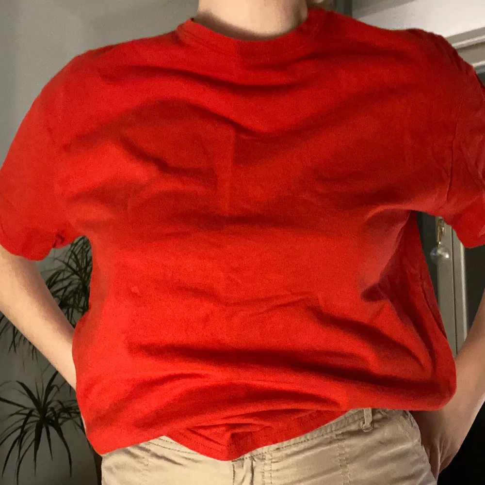 basic röd t-shirts som passar XS-M, bra skick!. T-shirts.
