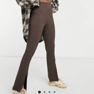 Bruna byxor med slits - Helt oanvända med prislapp kvar. Dom va helt enkelt för små för mig, det är storlek 36 men sitter som 34.       Säljs för 319 på ASOS ✨