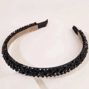 diadem - Trendigt svart diadem med stenar💗