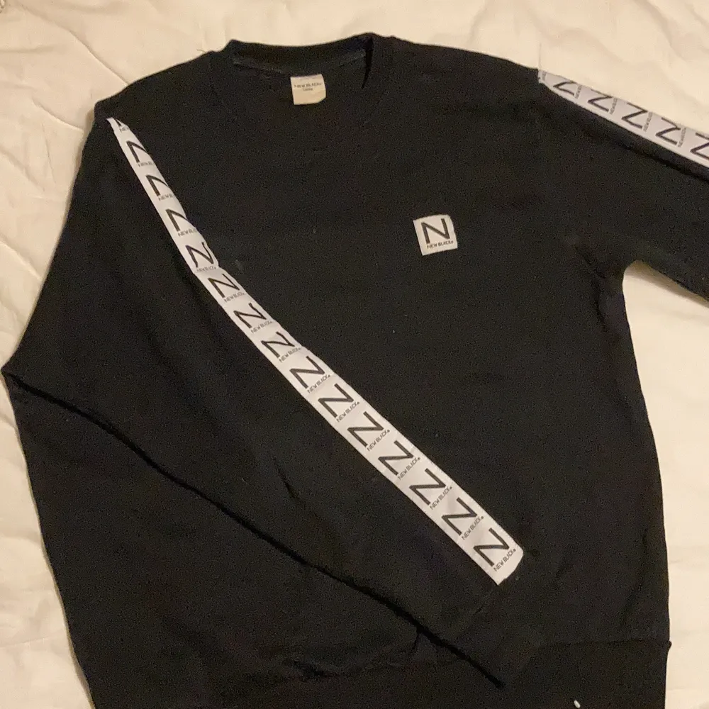 Skön sweater från New black, för kort därav säljer jag den. Svart basic tröja med sjyssta detaljer. Tröjor & Koftor.
