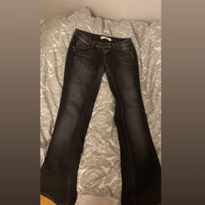 Jeans  - säljer dessa fina lågmidjade bootcut jeansen då de inte kommer till användning längre ✨