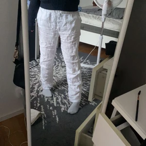 linnebyxor - säljer nu mina snygga linnebyxor från hm home då dom inte kommer till användning längre! Jag är 164 och byxorna går ner till mina hälar, byxorna är sparsamt använda utan några defekter alls. Storlek xs💞