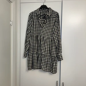 Klänning - Klänning från Zara. Aldrig använd. Storlek S. 150kr + frakt.