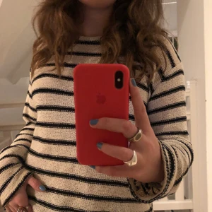 Stickad tröja från Zara - Säljer denna trendiga tröjan från zara då den inte kommer lika mycket till användning längre tyvärr. Den är i jätte bra skick, skriv privat om fler frågor💕💕