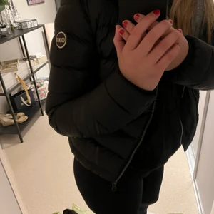 Colmar jacka  - Säljer min colmarjacka som jag köpt för 1 år sen och är i nyskick! Nypris 5000kr❤️ frakt tillkommer!