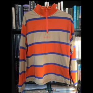 Snygg Rotation pullover!! - Köpte den på rea i somras och den har endast används ett fåtal gånger. Väldigt fin krage man kan dra upp om man vill! Har inga skråmor :)! Nypris ca 400kr