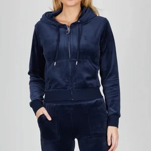 Juicy couture hoodie - Säljer min juicy hoodie då den inte används, är i bra skick men det ända är att dragkedjan lossnat men den går att dra upp och ner fortfarande,storlek s men mer som xs pris kan diskuteras🥰