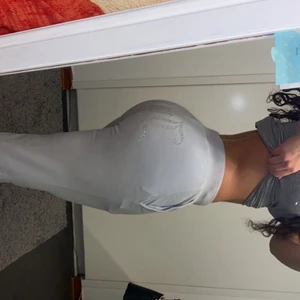 Juicy Couture - Ljusgråa juicy mjukisbyxor. Storlek S, köpta i augusti använt 3 gånger. Det är för långa på mig där av att jag säljer dem. Kan mötas upp i Stockholm, säljaren står för frakten. Swish/kontant.