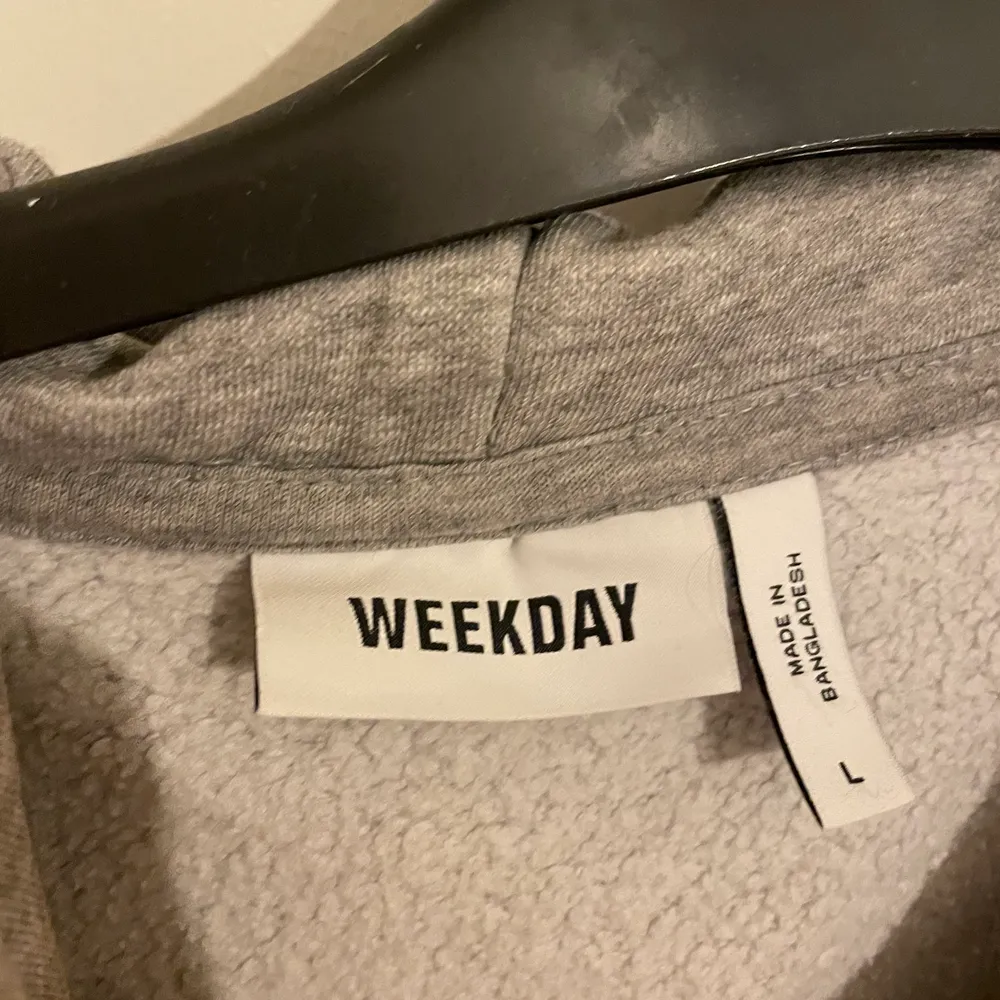 Säljer denna hoodie från Weekday i storlek L. Köptes i somras men har inte kommit till användning. Köparen står för frakten🙂. Tröjor & Koftor.