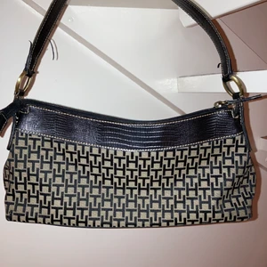 Tommy Hilfiger väska  - Från tidigt 2000-tal. Bra skick, knappt använd. Frakt tillkommer och betalas via swish💞💞😎😎