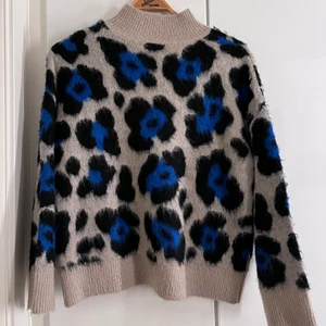 Stickad tröja - Säljer denna stickade tröja super snygg! Och bra skick💙💙storlek M