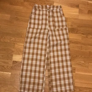 Finbyxor  - Två par högmidjade byxor i storlek xs