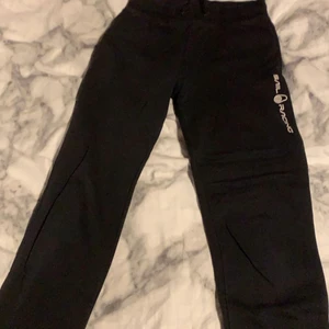 Sail Racing byxor - Ett par jätte fina byxor som är köpte på Kidsbrandstore. Blivit korta i benen dock passar det till någon som kanske har lite kortare ben. 