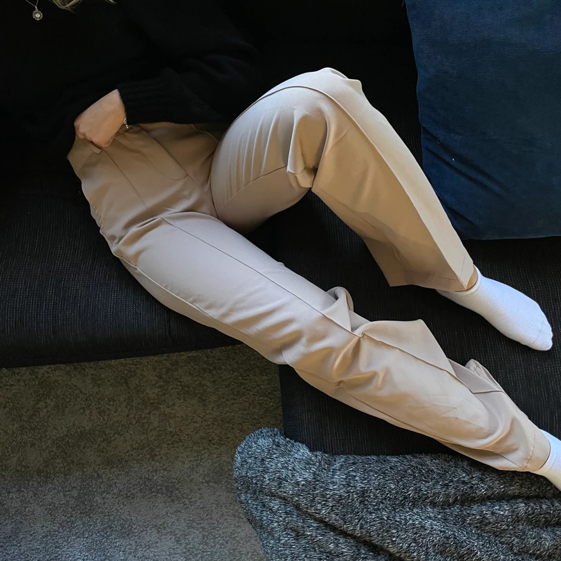 beiga hogmidajde kostymbyxor