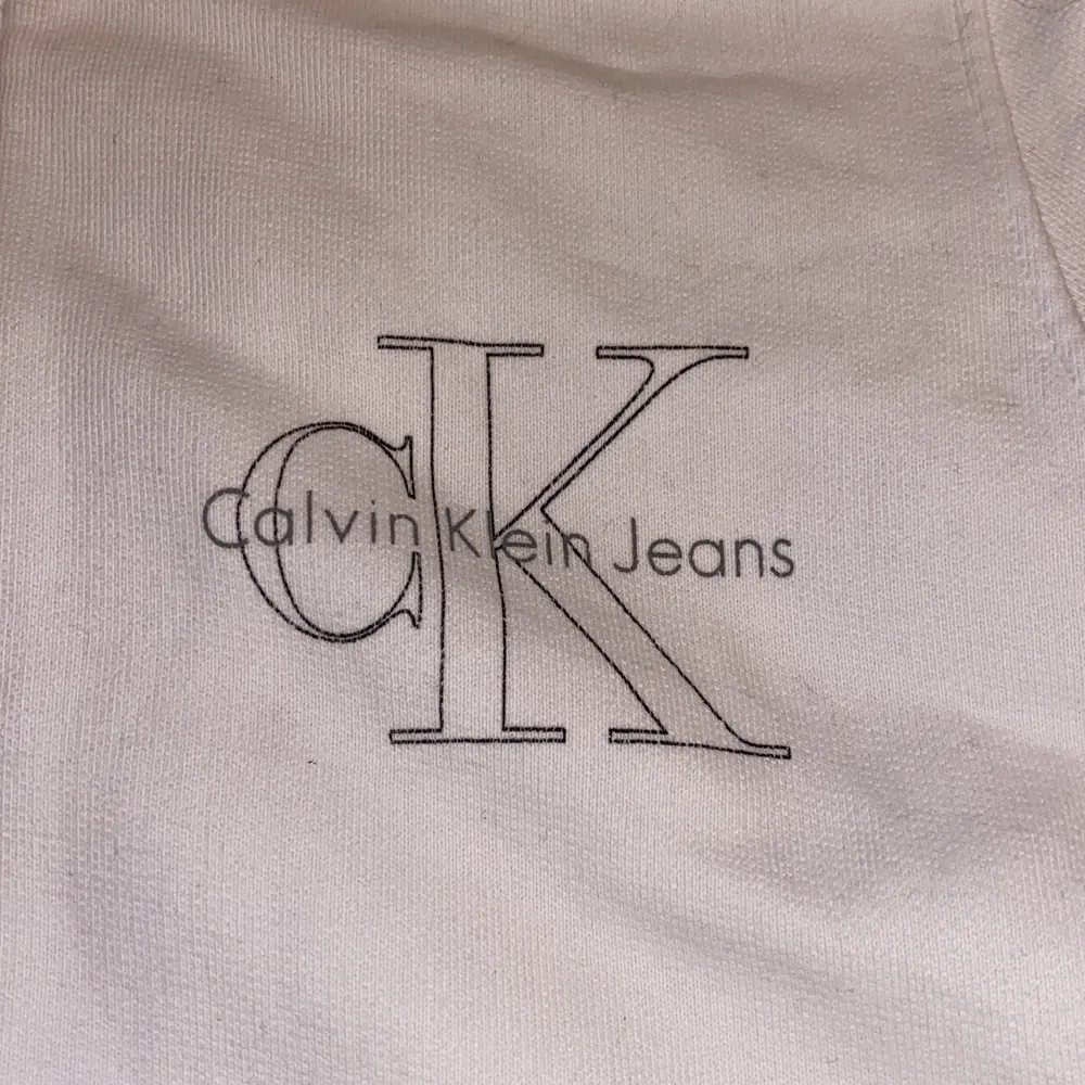 Hej! Jag säljer den här Calvin Klein koftan för att den har blivit för liten för mig, har inte andvänt den så mycket den hänger bara i min garderob. Den är köpt för ungefär 1200kr i Barkarby, den är i bra skick, skeiv om de är något ni undrar eller om ni vill ha fler bilder🥰. Tröjor & Koftor.