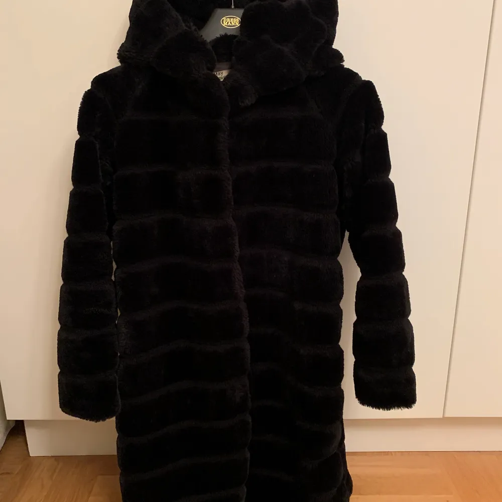 Svart faux fur pälsjacka med luva från Chiquelle. Storlek M men passar även mig som har S. Inköpt för 1000 kr, säljer för 400 kr.. Jackor.