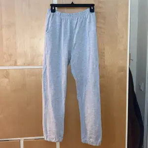 Intresserad av ett par grå byxor?💕 knappt använda, använt en gång👍🏻 helt nya, köpt på lager 157💞