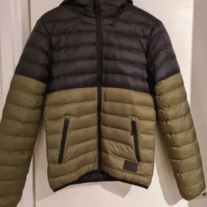 Dunjacka - Dunjacka från Etirel.                                                 Storlek XS  Bara använd ett fåtal gånger. Inga skador Frakt 96 kronor 