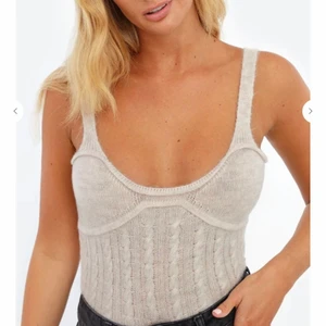 Chiquelle - Jättefin stickad topp från chiquelle. Säljer då den inte kommer till användning. Nypris 279kr men säljer för 90, inga defekter eller nått håller ba på att rensa garderoben:) bara höra av sig för fler bilder