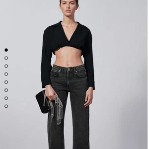 Zara straight jeans st 34 - Helt nya oanvända jenas från Zara, straight leg🌸 Dem är gråaa och jätte snygga på,storlek 34!! Säljer pga att dem inte passade tyvärr