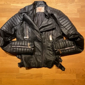 Chiquelle jacka - Oanvänd skinnjacka från Chiquelle 