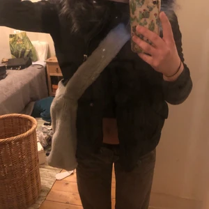 Pälsväska🤍 - Säljer min superfina gråa pälsväska!🖤 Den är väldigt rymlig och har dragkedja🖤 Säljer tyvärr för den inte kommit till användning på senaste❤️‍🩹 PRIS kan diskuteras vid snabbt köp!! 