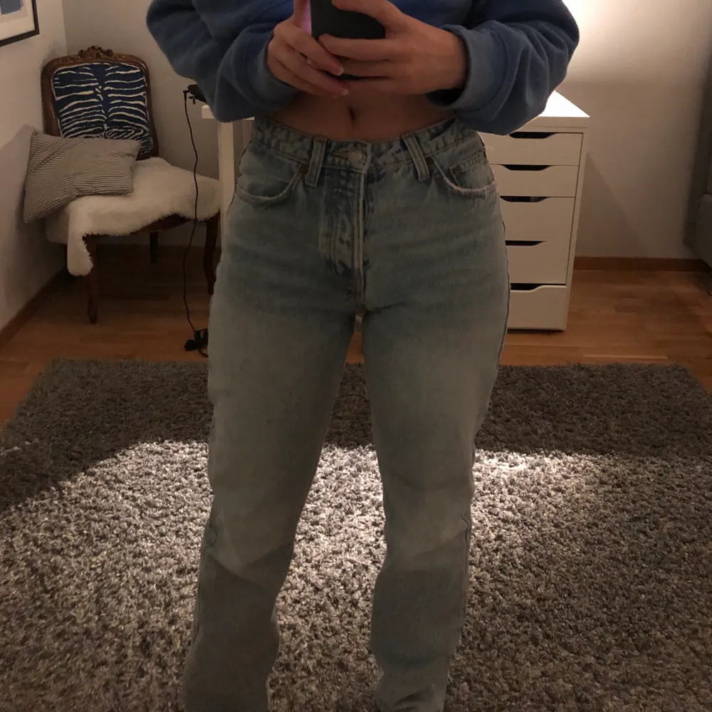 Säljer min Zara mid rise Jeans i storlek 36. 💕Säljer de på grund utav att jag tog fel storlek. Buda från 200 kr. Köparen står för frakten! . Jeans & Byxor.