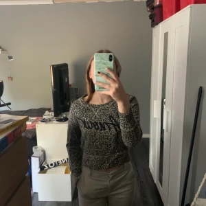 Tröja från Lindex - Säljer min gamla tröja från Lindex, stl 158/164! Bra skick. Kan mötas upp i Huddinge eller i närheten, annars står köparen för frakt vilket brukar ligga på mellan 50-70kr🤎