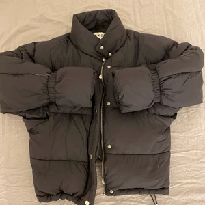Svart puffert jacket från NA-KD - Svart puffert jacket från na-kd. Storlek 34. Jätte skön att ha på sig verkligen. Litet hål vid fickan som går att sy. Jag har inte sytt eftersom att jag inte kan sy😁