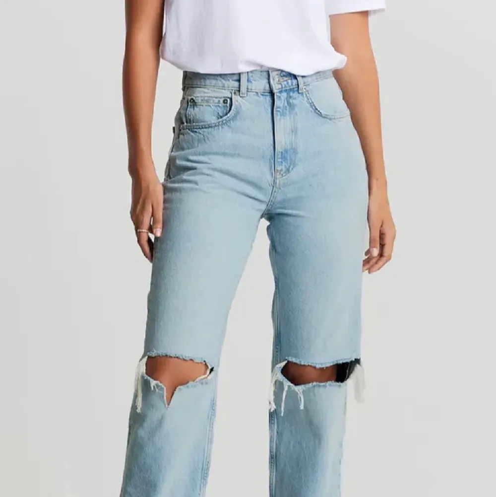 (Två första bilderna är lånade) Jättefina och populära helt oanvända jeans från Gina tricot i storlek 38. Säljer då jag råka klicka hem en för stor storlek o hann inte skicka tillbaka. Nypris 599kr💞. Jeans & Byxor.