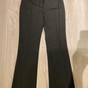 Randiga kostymbyxor - Ett par randiga kostymbyxor från brooker. Byxorna är ganska lågmidjade. Tyvärr är de för små för mig så kan inte skicka någon bild när de sitter på. Storlek 38. Köparen står för eventuell frakt ☺️