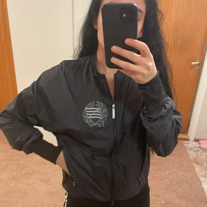 Hammarby jacka  - Tunn träningsjacka från Craft med Hammarby tryck på. Superfin, i en fin grå färg. Jätte skön till träning. I storlek S (har även i xs, samma jacka) 