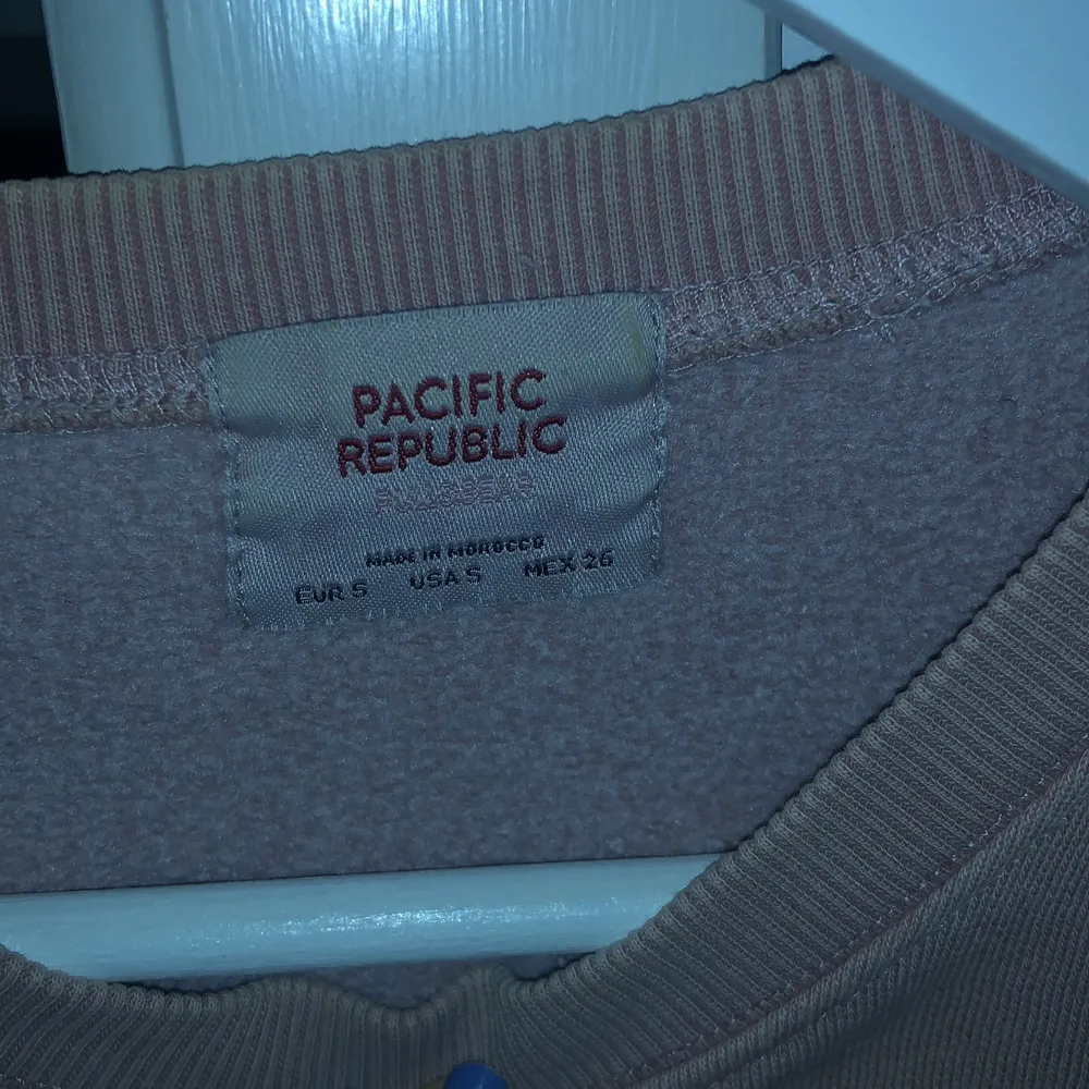 En jättefin sweatshirt från pull and bear som inte används längre tyvärr i färg smutsrosa. Köparen står för frakten💕. Tröjor & Koftor.